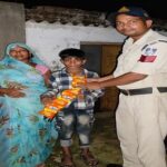 Singrauli News – खुटार चौकी क्षेत्र में पुलिस की संवेदनशील पहल – डायल 112 पर बच्चे की फरियाद पर पहुंचे प्रधान आरक्षक, दिलाए कुरकुरे